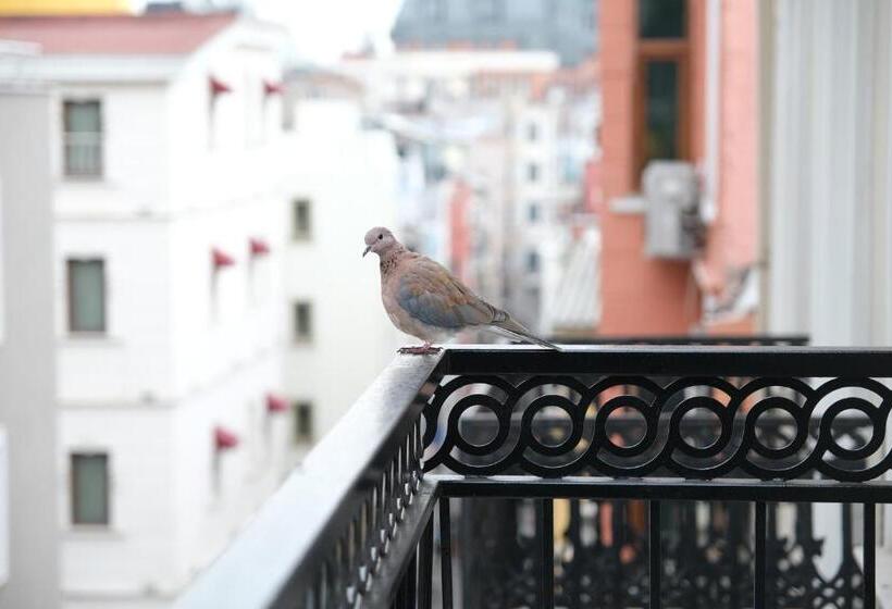 غرفة قياسية مزوَّدة بشُرفة, Yellow Mansion