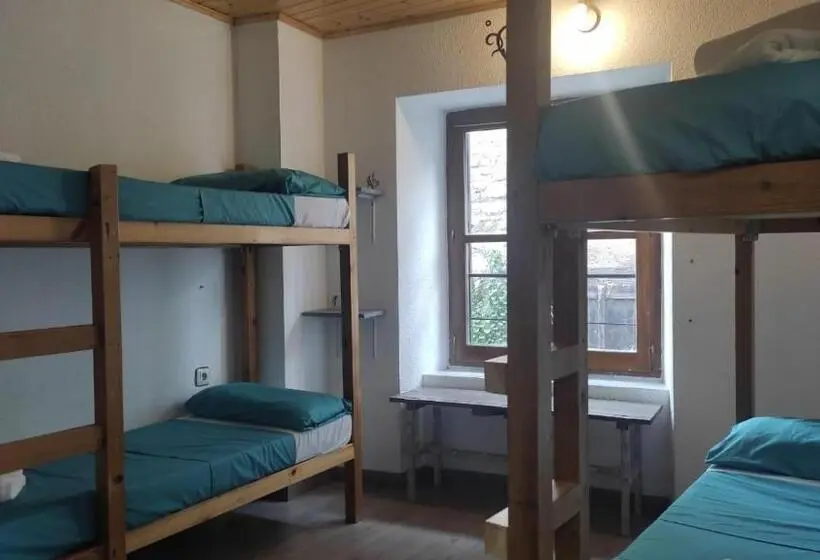 Economy Quadruple Room, Albergue Tritón   Villanúa