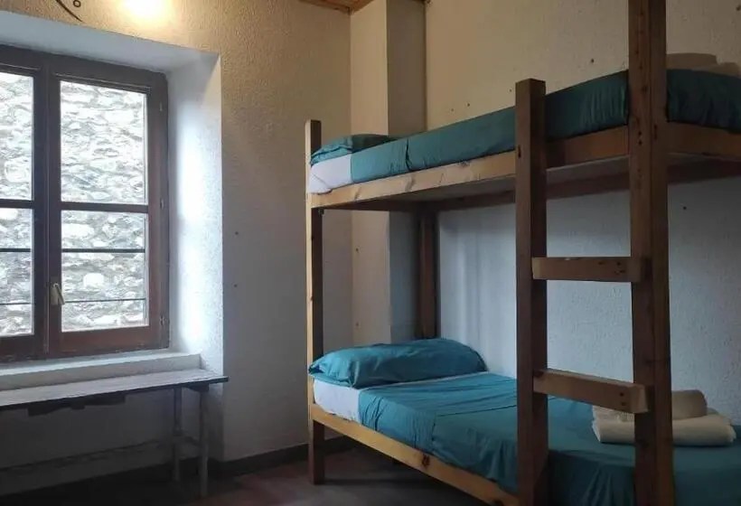 Economy Quadruple Room, Albergue Tritón   Villanúa