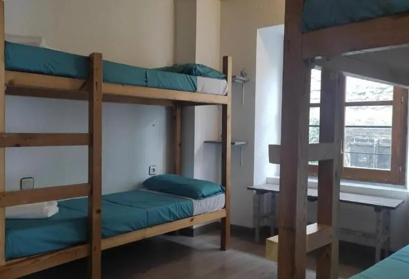 Economy Quadruple Room, Albergue Tritón   Villanúa