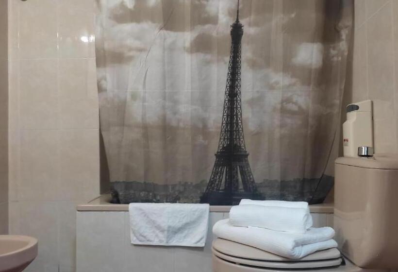 이코노이 4인룸, Albergue Tritón   Villanúa