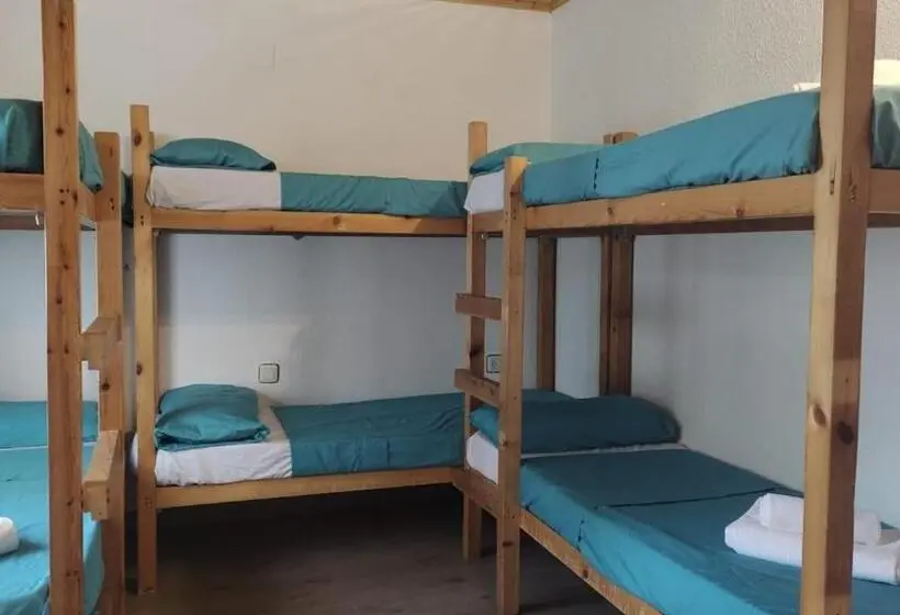 اتاق استاندارد چهارنفره با سرویس بهداشتی مشترک, Albergue Tritón   Villanúa