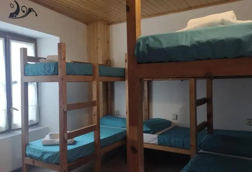 اتاق استاندارد چهارنفره با سرویس بهداشتی مشترک, Albergue Tritón   Villanúa