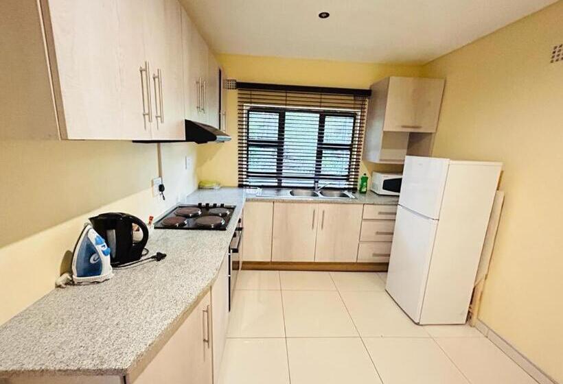 חדר סטנדרט לשלושה, The Galaxy Forest Lodge