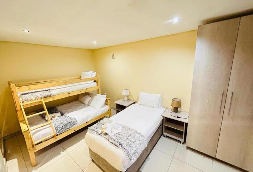 חדר סטנדרט לשלושה, The Galaxy Forest Lodge