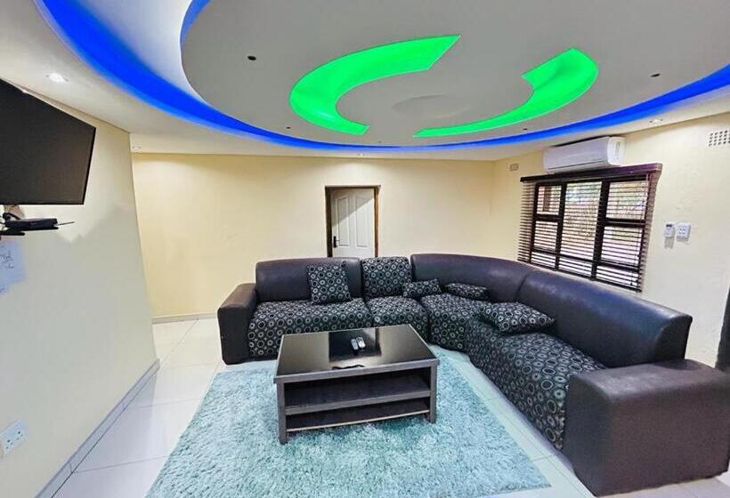 חדר סטנדרט לשלושה, The Galaxy Forest Lodge