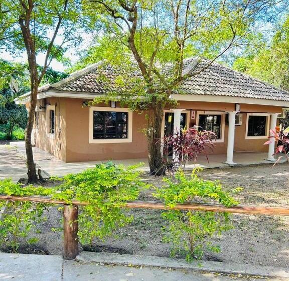 חדר סטנדרט לשלושה, The Galaxy Forest Lodge