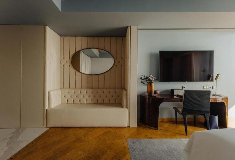 Номер Deluxe, The Reserve, The Leading Hotels of The World Savoy Signature