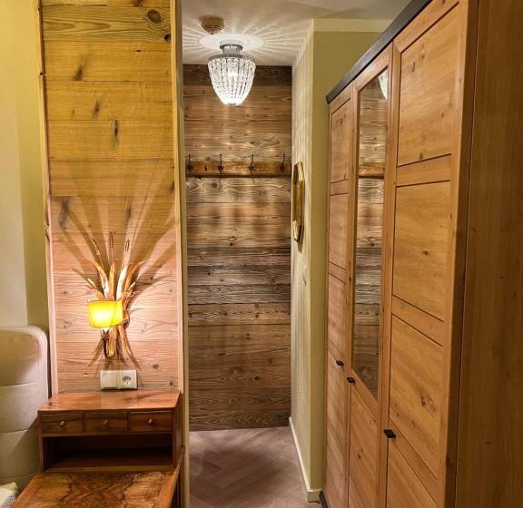 1 Bedroom Apartment Lake View, Ferienapartment Residenz Weisses Rössl Am See