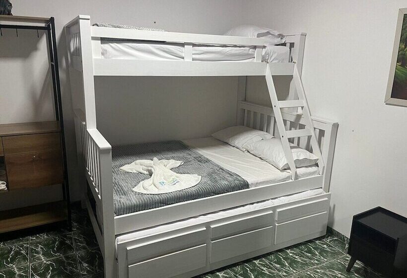 جناح, & Pousada    Luziânia