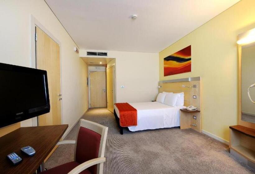 חדר משפחתי, The Bergamo West Motel