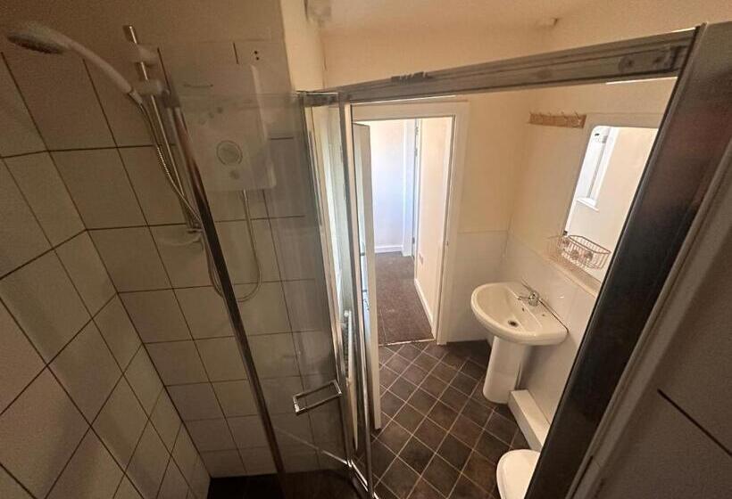 غرفة قياسية حمام مشترك, Moor Park Apartments