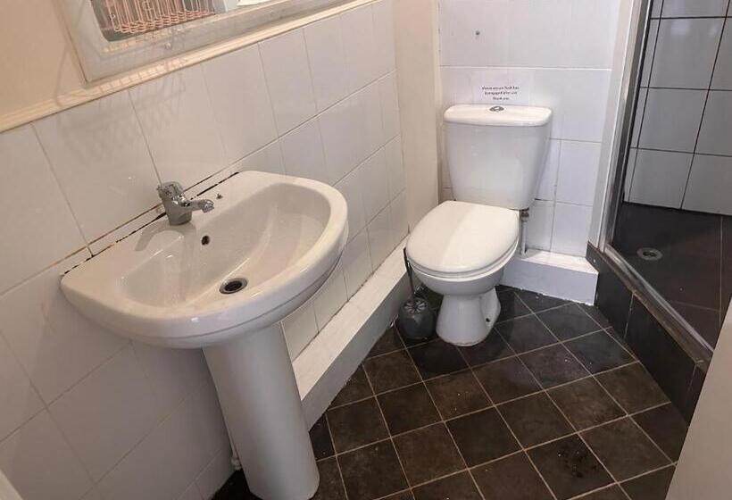 غرفة قياسية حمام مشترك, Moor Park Apartments