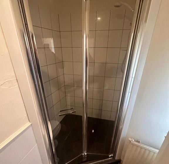 غرفة قياسية حمام مشترك, Moor Park Apartments