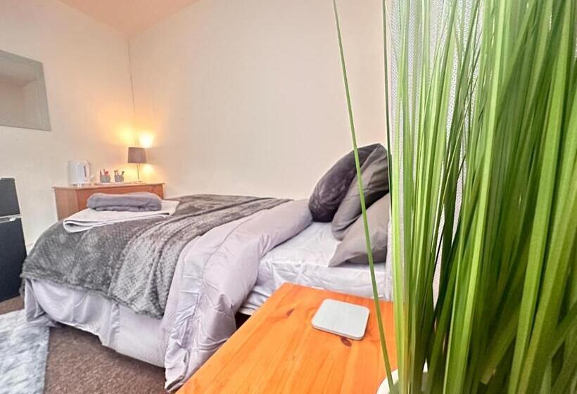 غرفة قياسية حمام مشترك, Moor Park Apartments