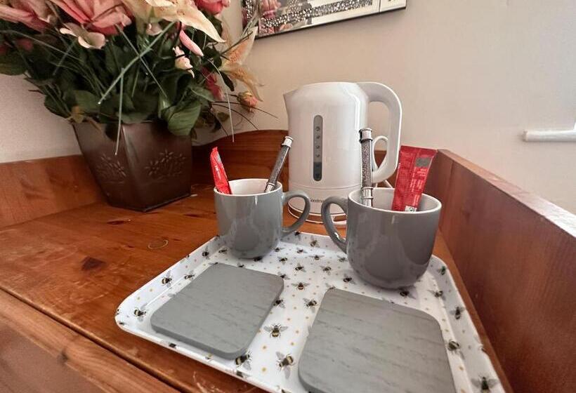 غرفة قياسية حمام مشترك, Moor Park Apartments