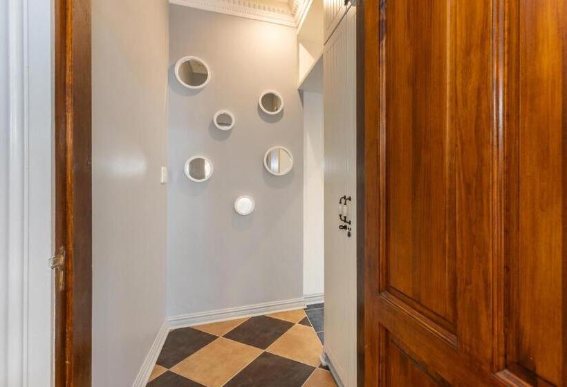 חדר דלוקס, On The Hills