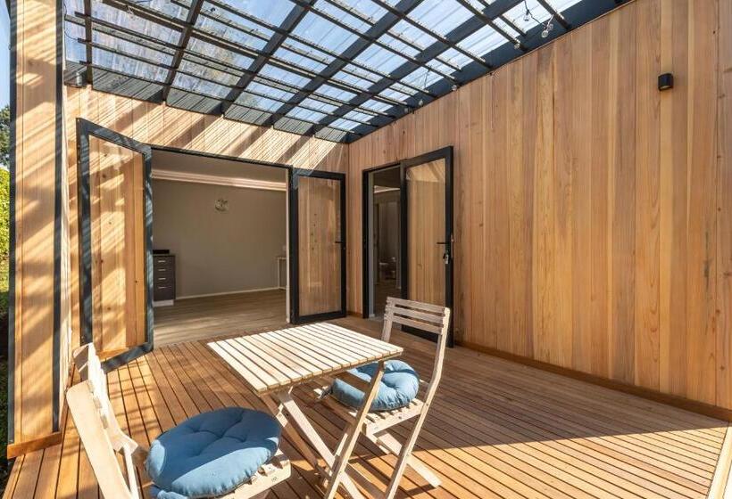 דירת חדר סופריור, On The Hills