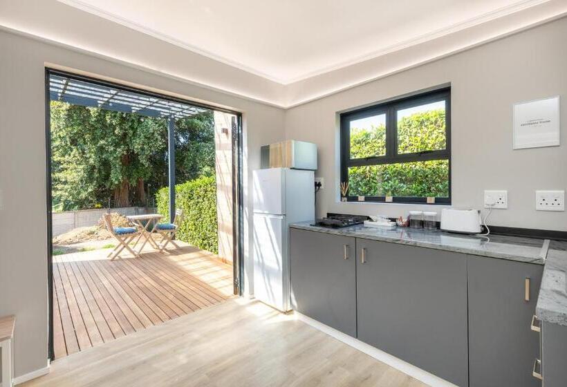 דירת חדר סופריור, On The Hills