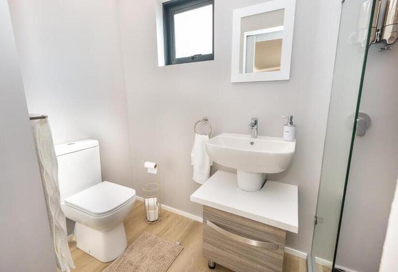 דירת חדר סופריור, On The Hills