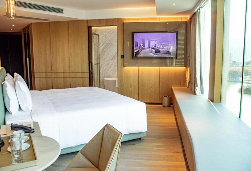 Suite, Yoho Treasure Island