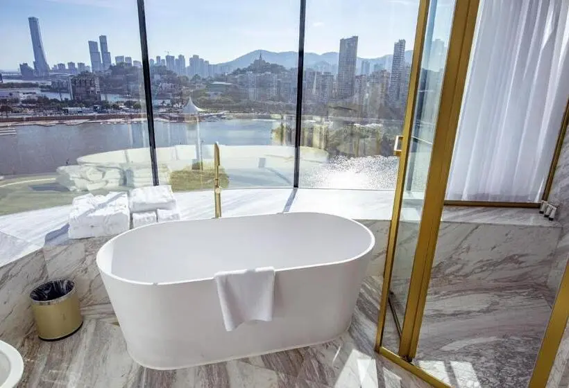 Deluxe Suite Sea View, Yoho Treasure Island