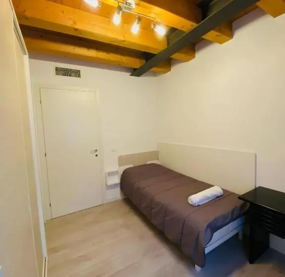 اتاق استاندارد یک نفره, Central Luxury Garden Guest House