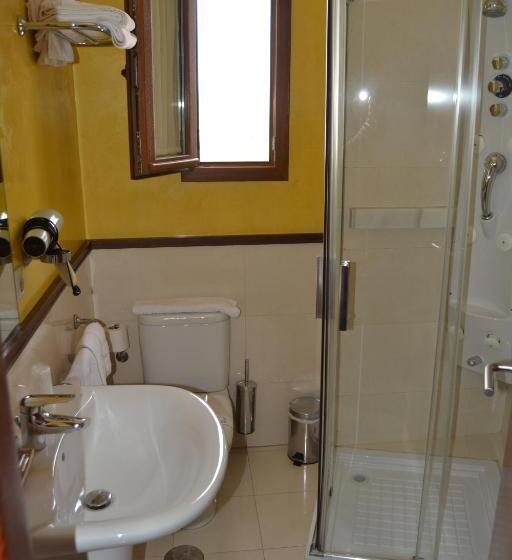 经济房, Hostal Al Andalus