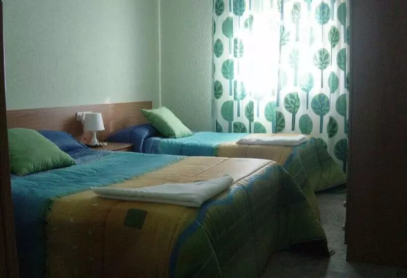 اتاق استاندارد سه نفره, Hostal Emilio Barajas