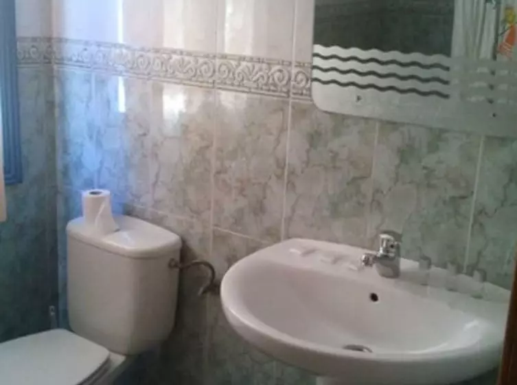 اتاق استاندارد سه نفره, Hostal Emilio Barajas