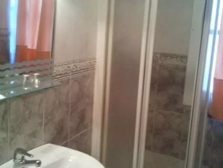 اتاق استاندارد سه نفره, Hostal Emilio Barajas