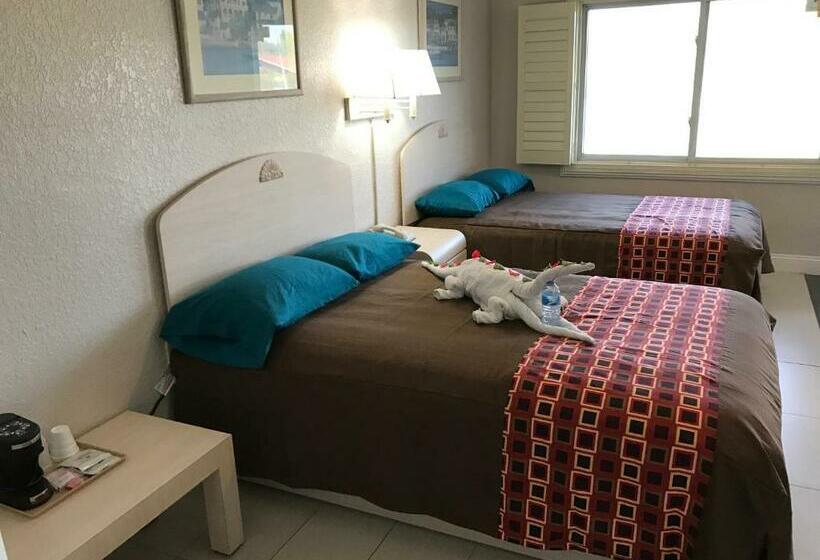 带2个双人床的标准工作室, Apollo Inn   Cocoa