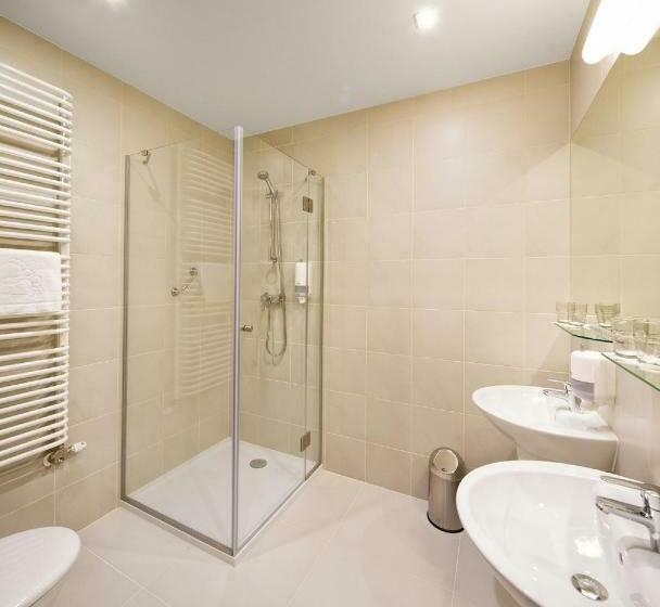 חדר סטנדרט לשלושה, Automobil