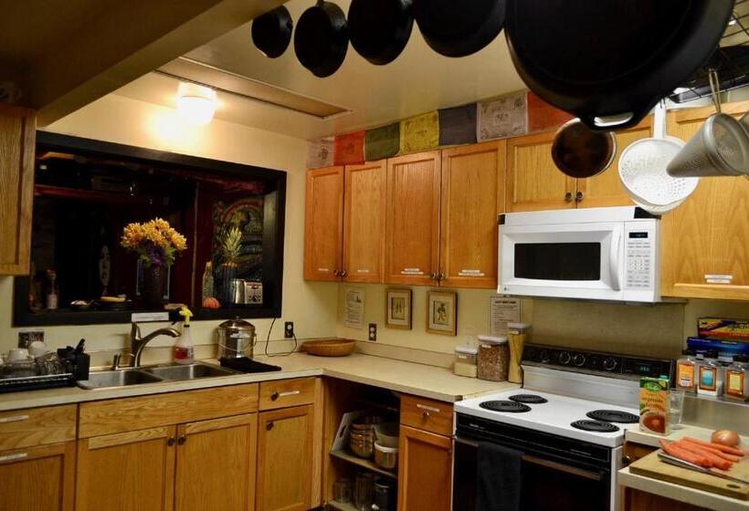 سرير فى غرفة مشتركه, Eugene Lodge And International Hostel