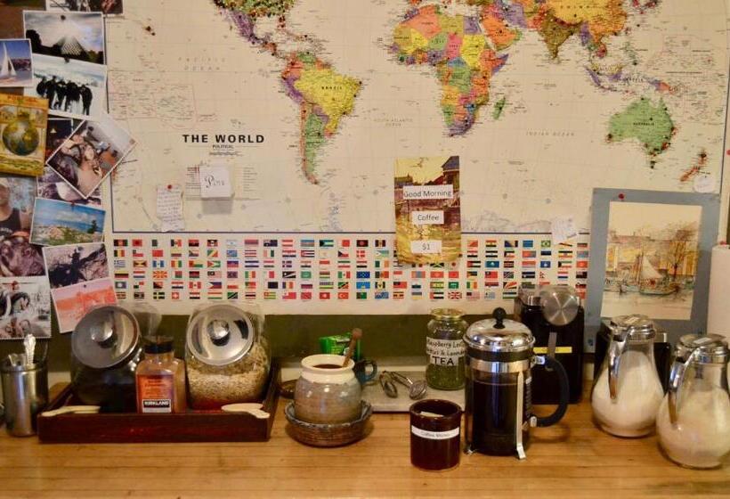 سرير فى غرفة مشتركه, Eugene Lodge And International Hostel