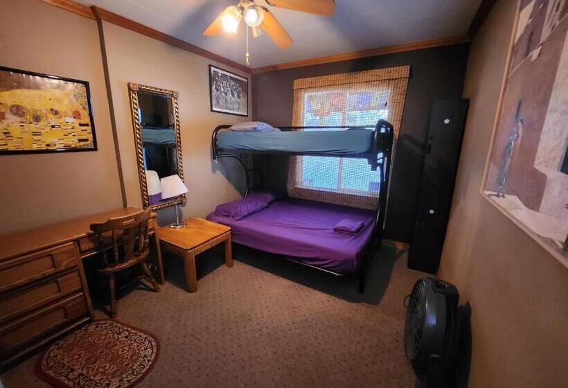 패밀리 스튜디오, Eugene Lodge And International Hostel