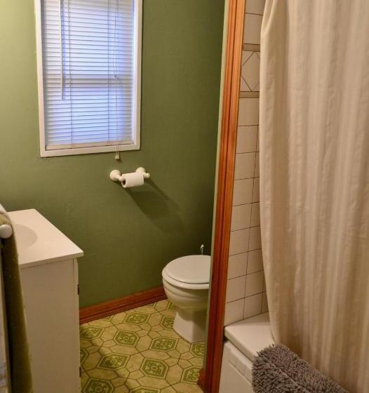 이코노미 룸, Eugene Lodge And International Hostel