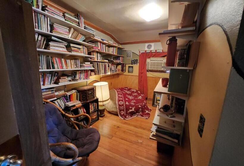 سرير فى غرفة مشتركه, Eugene Lodge And International Hostel