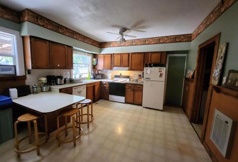 침실 4개 주택, Eugene Lodge And International Hostel