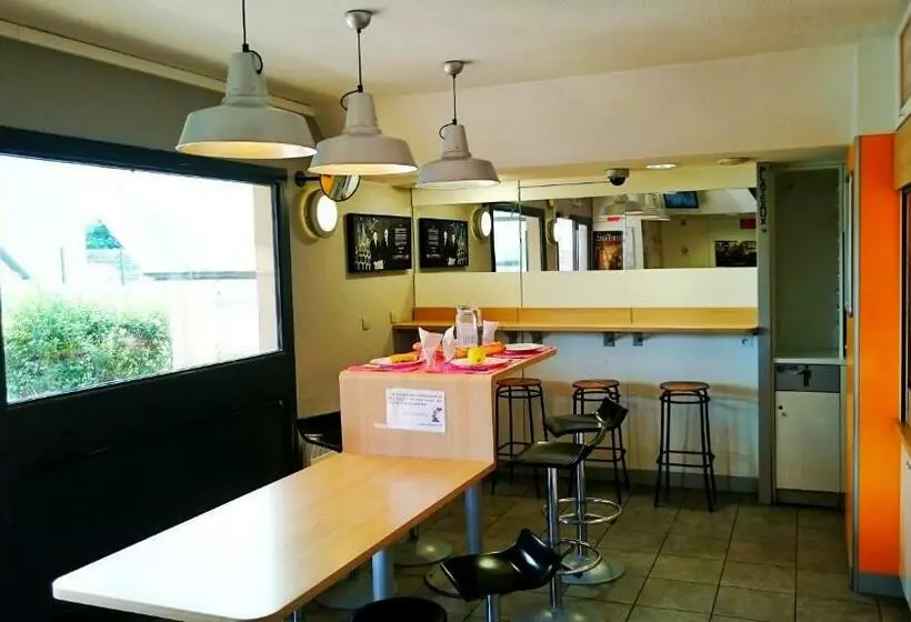 バスルーム共有のトリプルスタンダード, F1 Angers Ouest  Beaucouze
