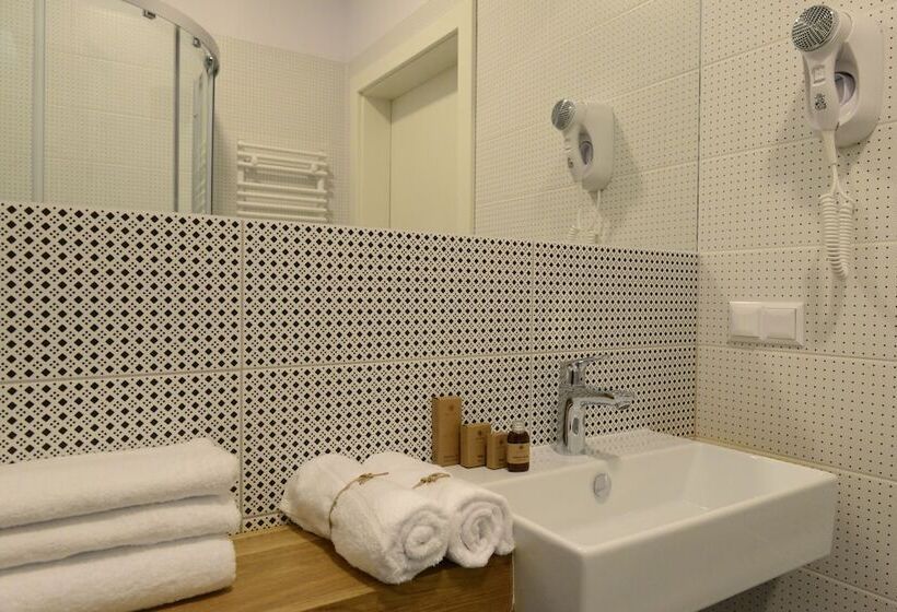 اتاق اکونومی, Faros Gdansk Airport