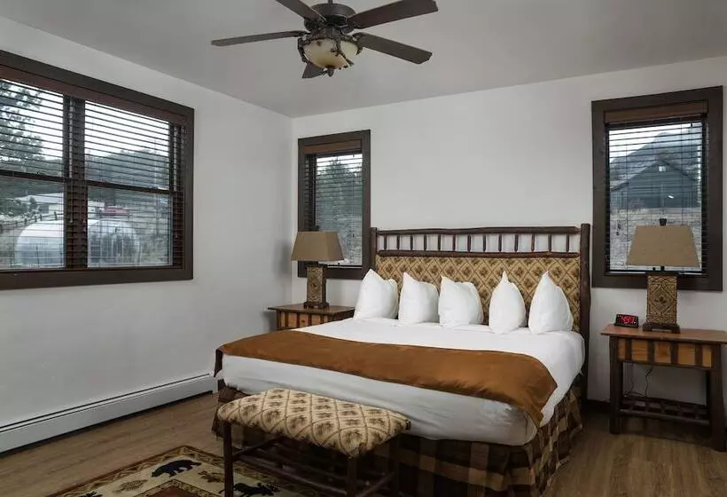 ツーベッドルーム　ヴィラ, The Landing At Estes Park   Riverside Retreat