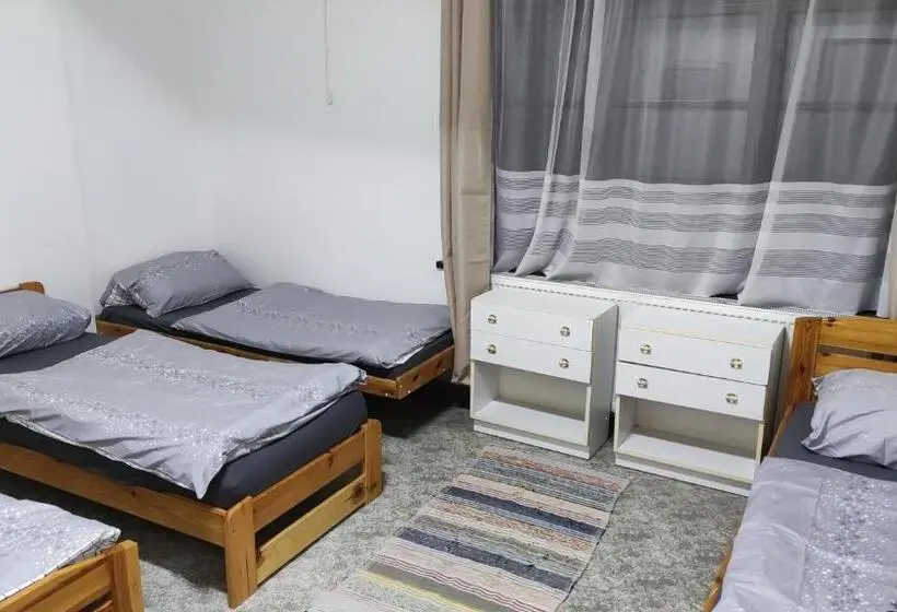 Standard Neljän Hengen Huone, Nároďák Jaroměř ,ubytování