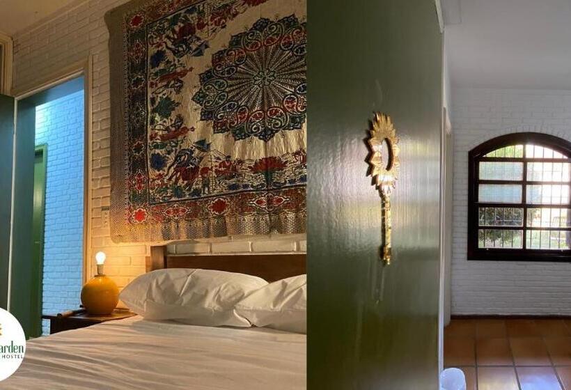 Люкс Вид на Сад, Golden Garden Hostel