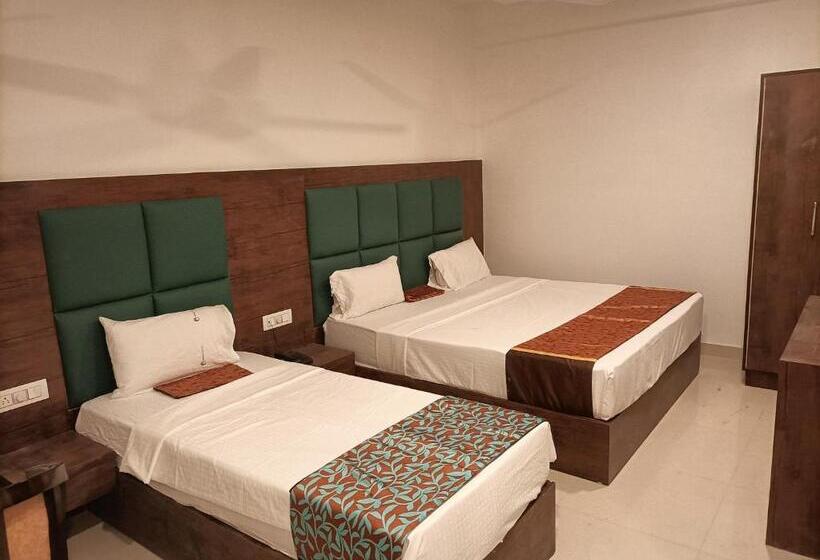 اتاق سوپریور با تخت بزرگ, Ambience Stay   At  Igi Delhi Airport