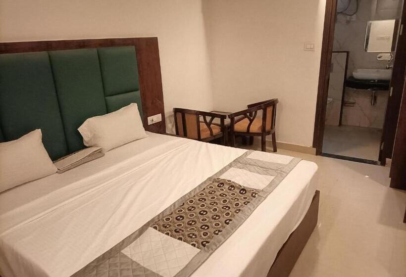 اتاق سوپریور با تخت بزرگ, Ambience Stay   At  Igi Delhi Airport