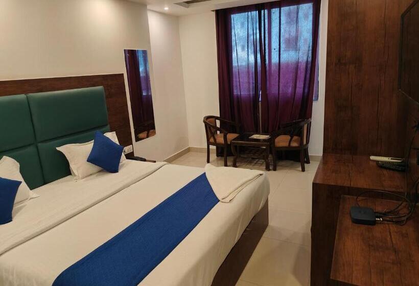 اتاق سوپریور با تخت بزرگ, Ambience Stay   At  Igi Delhi Airport