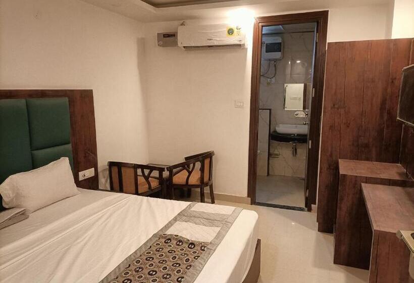اتاق سوپریور با تخت بزرگ, Ambience Stay   At  Igi Delhi Airport