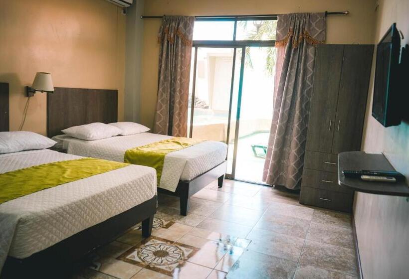 غرفة كومفورت ثلاثية, Manta Beach Madrigal