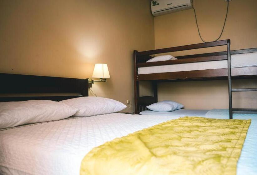 غرفة قياسية ثلاثية مزودة بشرفة, Manta Beach Madrigal